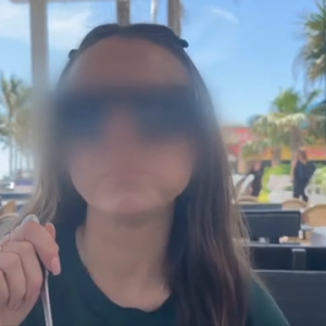 bella fichetta avventura nera in vacanza
