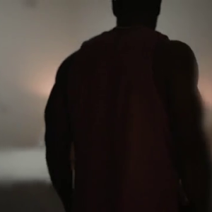 marito guarda la moglie bendata con il nero