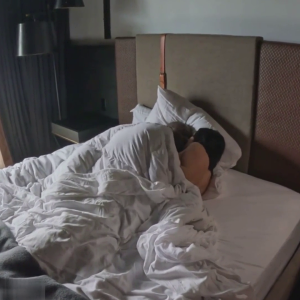 moglie mascherata si prende il cazzo nero prima di andare