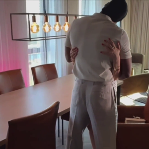 moglie prende cazzo nero davanti al marito cornuto