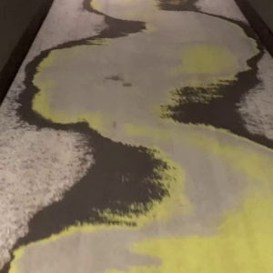 marito arriva in hotel per una sorpresa