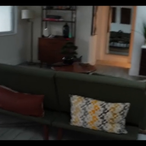 moglie fuori in piscina con un nero