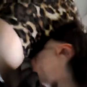 marito guarda la moglie con un nero