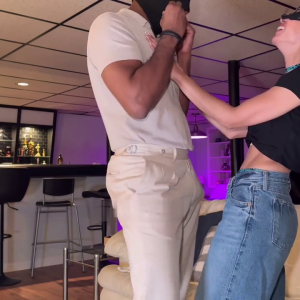 marito cuckold guarda la moglie godere con il nero