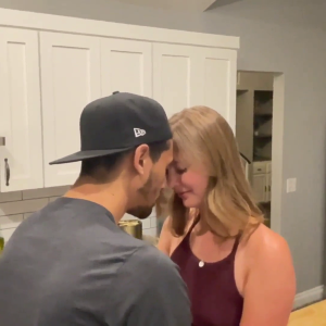 moglie cuckold prende cazzo nero in cucina