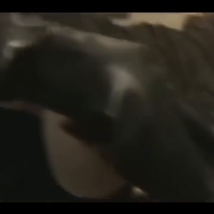 marito assiste la moglie con il nero