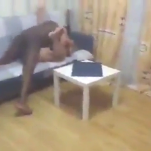 il marito entra nella stanza
