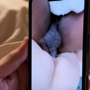 marito guarda la moglie con un nero attraverso il telefono